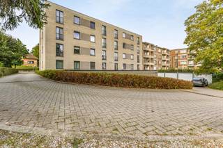 Immo Pické biedt U dit uiterst gunstig gelegen appartement op de tweede verdieping (met lift) aan in het centrum van Sint-Pieters-Leeuw en bijgevolg gelegen in de onmiddellijke omgeivng van alle faciliteiten. Het appartement bestaat uit een inkomhal met ingebouwde vestiairekast, een gastentoilet, een lichtrijke woonkamer met open keuken, een berging, 2 slaapkamers, een badkamer en een leuk terras. Daarnaast beschikt het appartement over een ruime gesloten garagebox (nummer 8) en een privatieve kelder (nummer 11).<br />Maandelijkse lasten: 130 euro per maand