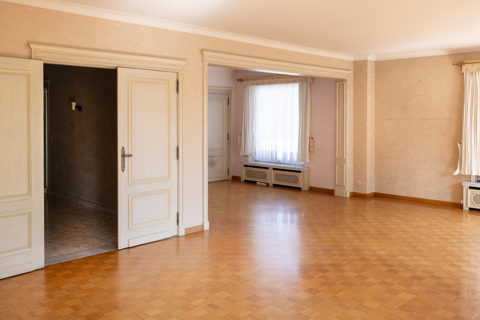 Ruim, te renoveren, appartement met 4 slpks en grote garage. - foto 5