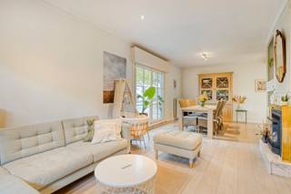 Zeer rustig gelegen bungalow op 5a 59ca. De woning is gelegen in een rustige en zeer kindvriendelijke buurt in dichte nabijheid van openbaar vervoer, diverse warenhuizen, op- en afrittencomplex E40, scholen en prachtige wandel + fietsroutes. Ze werd als volgt ingedeeld: een inkomhal met gastentoilet, een lichtrijke leefruimte, een ruime keuken met aansluitend een veranda, de badkamer en 3 ruime slaapkamers. Verder beschikt men nog over een ruime garage (met plaats voor wasmachine en droogkast), een bergzolder, voldoende parkeerplaats en zonnepanelen (met groene stroomcertificaten). De onderhoudsvriendelijke tuin met terras biedt een extra troef. | Extra troeven : Zeer kindvriendelijke buurt (doodlopende straat) | Asbestveilig | Ideaal in het kader van levenslang wonen | Volledig op het gelijkvloers | Wenst u meer informatie of een bezoek? Aarzel niet en stuur een mail naar Louis@immoaccenta.be