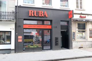 Handelszaak verhuurd aan een horecazaak.Gelegen aan het begin van de Tiensestraat (naast het Herbert Hooverplein) op een zeer strategische...