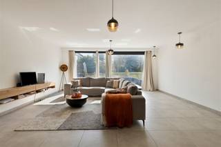 In de recente residentie “Oud Miereghem” vindt u dit aangename gelijkvloerse appartement met privatieve tuin en terras, perfect georiënteerd op...