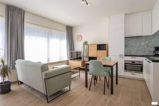 Volledig gerenoveerde ruime studio op centrale ligging vlakbij de Zeedijk. Indeling : woonkamer met open keuken, badkamer met inloopdouche, toilet en lavabomeubel, berging voorzien van maatkasten en aansluiting voor wasmachine en droogkast. Inclusief ruime private kelderberging. Wordt volledig nieuw gemeubeld verkocht. Instapklaar appartement op zeer gunstige ligging vlakbij de Zeedijk en het nieuwe casino. Gunstig epc label B. Bezoek op afspraak. Onmiddellijk beschikbaar na akte.