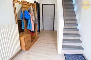 Deze gezinswoning met drie slaapkamers heeft een centrale ligging.Het centrum van Meerhout met lagere school, openbaar vervoer, winkels en horeca...