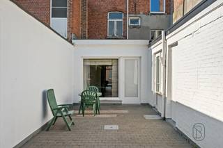 Ideaal handelspand met woonst.Centraal gelegen eigendom met handelsruimte en woonst!Bent u op zoek naar de ideale combinatie van wonen en werken? Dan is deze centraal gelegen eigendom zeker een bezoek waard. Het pand bestaat uit een handelsruimte, momenteel ingericht als kapperszaak, met een aansluitende woonst. Perfect voor wie een praktijk, kantoor, handelszaak of andere professionele activiteit wil combineren met comfortabel wonen.Troeven: centraal gelegen, dubbele beglazing, centrale verwarming op aardgas, ideaal voor mensen op zoek naar een combinatie van wonen en werken.Bezoek na afspraak met Immo Beguin: tessa@immobeguin.be