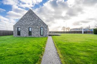 De woning, gebouwd in 2019, is ontworpen met oog voor flexibiliteit en duurzaamheid. Het modulaire ontwerp maakt het mogelijk om eenvoudig extra ruimtes toe te voegen of bestaande ruimtes aan te passen of te verwijderen. Perfect voor een groeiend gezin of wie zijn woonruimtes wil personaliseren.3 ruime slaapkamers2 moderne badkamersVoorzien van geothermie en driedubbelglas, een energiezuinige en duurzame oplossing voor verwarming en koeling.Grote raampartijen zorgen voor een overvloed aan natuurlijk licht en een aangename woonbeleving.Indrukwekkend magazijn en kantoorruimte:Naast de woning bevindt zich een zeer groot magazijn van maar liefst 200 m², ideaal voor ondernemers, hobbyisten of als opslagruimte. De 50 m² kantoorruimte biedt een professionele omgeving om te werken, vergaderen of klanten te ontvangen. Deze combinatie van wonen en werken op één locatie maakt dit pand uniek.Tuin en perceelHet perceel van 4640 m² biedt volop ruimte en privacy. Of u nu houdt van tuinieren, buitenactiviteiten of gewoon geniet van rust en ruimte, deze eigendom heeft het allemaal.Waarom kiezen voor deze woning?Moderne, duurzame woning met uitbreidingsmogelijkhedenGrote opslag- en werkruimtes, perfect voor zelfstandigenRustige ligging in Deinze met een royaal perceelGeothermische verwarming voor een energiezuinige toekomstBent u op zoek naar een eigendom die wonen en werken combineert op een ruim perceel? Aarzel niet en plan vandaag nog een bezoek aan Kouter 253 in Deinze!