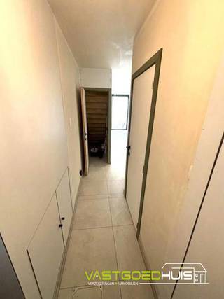 Instapklare, volledige gerenoveerde woning met stadskoer in het centrum van Ninove. De indeling van de woning op het gelijkvloers gaat als volgt: een inkomhal met een afgesloten praktische berging verwerkt onder de trap. Vervolgens een hedendaagse badkamer met een ligbad met douchecombinatie, handdoekradiator en een ronde badkamerspiegel met LED verlichting en toilet. Aansluitend een volledige open moderne, ingerichte keuken in strakke stijl met ingebouwde koelkast, wasbak, afdruipblad, diepvries, oven, microgolf, vaatwasser en dampkap. Ten slotte een lichtrijke leefruimte met 2 grote raampartijen die zorgen voor veel natuurlijke lichtinval in de woning met directe toegang tot de gezellige stadskoer. Via de trap op het gelijkvloers komen we aan bij de eerste verdieping waar er zich nog 2 slaapkamers en een technische ruimte bevinden. Centrale verwarming op aardgas. Hoogrendementsglas met aluminium kozijnen. Elektriciteit conform!. Zeer gunstig energielabel 137 kWh. Huurprijs 895 euro per maand. Zeer gunstige ligging, op wandelafstand van het openbaar vervoer, winkels en scholen. Vlotte bereikbaarheid naar belangrijke verbindingswegen richting Brussel – Aalst – Gent. Parkeergelegenheid op wandelafstand. Bent u op zoek naar een instapklare, energiezuinige woning? Vraag naar onze wekelijkse bezoekdag 054/69.68.67.