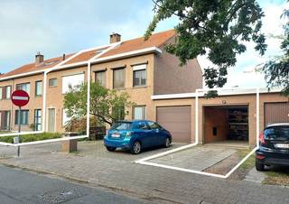 Energiezuinige, ruime, instapklare woning met 4 slaapkamers, 1 badkamer, privé oprit én garage, alsook een leuke tuin.<br /><br />Gunstig gelegen en op wandelafstand van het centrum, vlakbij supermarkten, dichtbij een oprit naar de snelweg én op wandelafstand van openbaar vervoer (bus en trein). Het is een rustige éénrichtingsstraat.<br />Deze woning is perfect voor wie op zoek is naar een ruime, moderne woning met veel licht, comfort en praktische ruimtes.<br /><br />Gelijkvloers:<br />Ruime inkomhal met gastentoilet en extra opbergruimtes. Via deze hal is een lichte open leefruimte met open keuken te bereiken. Een keuken met keukeneiland.<br />Vanuit de keuken en leefruimte bereik je de zonnige tuin met 2 terrassen. <br />In de inkomhal heb je een toegang naar de technische ruimtes.<br />Er is ook nog de mogelijkheid om tot 4m extra uit te bouwen achteraan de woning.<br /><br />Verdieping +1:<br />Op de eerste verdieping bevinden zich 3 slaapkamers, een badkamer en toegang via een vaste trap naar de zolder.<br />Aan de voorgevel bevindt zich een lichtrijke master bedroom met kastenwand. Aan de achterzijde bevinden zich 2 slaapkamer. 1 hiervan is ook voorzien van een kastenwand.<br />Op dezelfde verdieping bevindt zich de badkamer, voorzien van een douche, lavabo, toilet en handdoekdroger.<br /><br />Verdieping +2:<br />Op de tweede verdieping vinden we nog de grootste slaapkamer, sfeervol gepositioneerd onder de houden balken, afwerkt met ingemaakte kasten en met een eigen lavabo en spiegel.<br />Op de traphal naar de zolder bevindt zich ook de technische berging van de gasketel.<br /><br />Tuin + garage<br /><br />Gemeubeld:<br />In de woning zijn reeds meubels en inboedel (servies etc.) aanwezig. Deze kunnen overgekocht worden in onderling overleg.<br /><br />Technisch:<br />De woning werd enkele jaren geleden gerenoveerd, wat resulteert in een gunstig EPC.<br />De elektriciteit is gekeurd en conform.<br /><br />Ben jij op zoek naar dit type woning ? Mail voor een bezichtiging te plannen naar: winkelhaakstraat3@gmail.com<br /><br /><br />Geen immokantoren of makelaars aub.