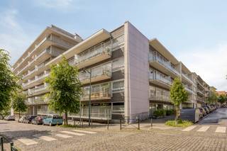 <p>Op zoek naar een lichtrijk appartement met een ruim terras? Dan zal dit charmante éénslaapkamerappartement in de Melopeestraat u zeker weten te bekoren. Gelegen op een gunstige locatie geniet u hier van een aangename woonomgeving met een open zicht richting het Albertpark en alle voorzieningen binnen handbereik.</p><p></p><p>Bij het betreden van het appartement wordt u verwelkomd in een ruime inkomhal met vestiaire en een apart gastentoilet. De aangename leefruimte baadt dankzij de grote raampartijen in het natuurlijke licht en biedt rechtstreeks toegang tot het ruime terras, waar u heerlijk kunt genieten van de buitenruimte en het open uitzicht. Aansluitend bevindt zich de praktische keuken. Verder beschikt het appartement over een comfortabele slaapkamer, een badkamer en een afzonderlijke berging met aansluiting voor wasmachine en droogkast.</p><p></p><p>Dankzij de uitstekende lichtinval, het ruime terras, de praktische indeling en de gunstige ligging vormt dit appartement een ideale woonst voor starters, alleenstaanden, koppels of investeerders die op zoek zijn naar een interessante vastgoedopportuniteit.</p>