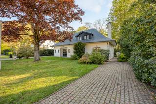 Op een rustige en residentiële locatie, op de grens met Schilde, bevindt zich deze degelijke te renoveren villa op een perceel van ca. 960 m².<br /><br /><span><strong>Indeling</strong></span><br /><br />Ruime inkomhal met vide - aparte vestiaireruimte en gastentoilet - moderne ingerichte keuken (aanrecht in graniet - dubbele spoelbak - vaatwasmachine - ijskast - diepvries - oven groot formaat - microgolfoven - inductievuur - dampkap) aansluitend een praktische koele berging - ruime woonkamer in L-vorm op parket met O.H. (momenteel niet actief) - tuinkamer/overdekt terras - dubbele inpandige garage met aparte technische ruimte.<br /><br /><span><strong>Verdieping</strong></span>: 4 slaapkamers - waarvan 2 ruime kamers + dressing/bureau - 2 badkamers.<br /><br />De <span><strong>tuin </strong></span>en het terras bieden veel privacy.<br /><br /><strong>Een degelijke woning met veel potentieel op een gegeerde locatie op de grens met voorkant Schilde.</strong><br /><br />Nuttige link met voorwaarden ivm <span><strong>renovatie aan 6% BTW i.p.v. 21% BTW bij</strong></span> nieuwbouw<br /><span>https://www.vlaanderen.be/bouwen-wonen-en-energie/bouwen-en-verbouwen/btw-tarief-van-6-bij-renovatie-en-sloop-en-heropbouw-van-woningen</span><br /><br /><span><strong>Bijzonderheden<br /></strong></span><br />- dak met natuurleien<br />- c.v. verwarming op <strong>aardgas</strong><br />- airco in leefruimte<br />- raamwerk in hout<br />- enkele beglazing<br />- kruipruimte<br />- dubbele inpandige garage<br />- veel privacy<br />- renovatieverplichting<br />- EPC label F - 626 kWh/m²<br /><span><strong>Stedenbouwkundige </strong><strong>informatie</strong></span>: Wg-Vg-Gvv-Gvkr-Gmo-Gworg