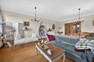 <h2><span>Ruim appartement met 2 slaapkamers op de IJzerenleen in Mechelen (140 m²)</span></h2><p><span>Bent u op zoek naar een ruim appartement in hartje Mechelen, met veel potentieel én een uitstekende ligging? Dan is dit appartement op de IJzerenleen absoluut een bezoek waard.</span></p><p><span>Gelegen op de 4de verdieping van een verzorgd gebouw met lift, geniet u hier van een aangenaam uitzicht en tegelijk van de rust, weg van het stadsgewoel. Dankzij de centrale ligging bevinden winkels, horeca en openbaar vervoer zich letterlijk op wandelafstand.</span></p><p><span>Het appartement beschikt over een bewoonbare oppervlakte van maar liefst 140 m² en biedt bijzonder veel ruimte en lichtinval. De ruime leefruimte baadt in het natuurlijke licht. Ook de aparte keuken is groot en geniet van natuurlijk daglicht. Verder zijn er een praktische wasberging en een royale inkomhal aanwezig.</span></p><p><span>Via de nachthal bereikt u de twee volwaardige slaapkamers van respectievelijk 14,1 m² en 21,4 m², evenals de badkamer, die wat opfrissing kan gebruiken. Aan de achterzijde van het gebouw bevindt zich een aangenaam vernieuwd balkon. Op de kelderverdieping is er bovendien nog een private berging inbegrepen.</span></p><p><span>Het appartement is momenteel verhuurd aan 850/maand. Geïndexeerd zou de huurprijs 993/maand bedragen. De huidige huurder wenst graag te blijven, wat dit pand eveneens zeer interessant maakt als investering. Wenst u het appartement zelf te bewonen, dan behoort dat uiteraard ook tot de mogelijkheden.</span></p><p><span>Extra troeven:</span></p><ul><li><span>Topligging op de IJzerenleen, midden in Mechelen </span></li><li><span>4de verdieping met lift </span></li><li><span>140 m² bewoonbare oppervlakte </span></li><li><span>Veel lichtinval </span></li><li><span>Twee ruime slaapkamers </span></li><li><span>Vernieuwd balkon </span></li><li><span>Goed onderhouden en vernieuwde gemeenschappelijke delen </span></li><li><span>Geen syndicus </span></li><li><span>Geen maandelijkse gemeenschappelijke provisies (jaarlijkse afrekening) </span></li></ul><p><span>Een ruim appartement met karakter, potentieel en een uitzonderlijke ligging in het centrum van Mechelen.</span></p><p><span>Interesse? Neem gerust contact op voor meer informatie of een bezoek via <span>welkom@reuzegoed.be</span></span><span> of via 0470 11 56 80.</span></p>