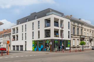 - Ideale ligging: Kunstenstraat 1 in Menen<br />- Recent hoekappartement op de eerste verdieping (bus 0102, bouwjaar 2021)<br />- Lift aanwezig<br />- Uitstekend EPC: label A, 43 kWh/m²/jaar, E-peil 30, UC: 34027-G-2016_148/EP06405/A001/D01/SD002<br />- Lichtrijke leefruimte met grote raampartijen<br />- Open keuken<br />- 2 bergingen in het appartement + ondergrondse berging<br />- Ruim terras<br />- 2 slaapkamers<br />- Badkamer met douche en dubbele wastafel<br />- Afzonderlijk toilet<br />- Autostaanplaats met automatisch liftsysteem + gemeenschappelijke fietsenstalling met private fietsbeugel<br />- Conforme elektriciteit<br />- Richtprijs: € 280.000