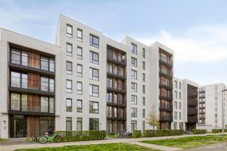 <h2>RUIM, MODERN EN LICHTRIJK APPARTEMENT MET 2 SLAAPKAMERS OP UITSTEKENDE LIGGING</h2>
<p>Ontdek dit ruime en lichtrijke appartement van ca. 90 m², afgewerkt in een moderne en tijdloze stijl en gelegen op een uitstekende locatie binnen de grote ring. Gebouwd in 2018 en voorzien van een EPC A, staat dit appartement garant voor energiezuinig en comfortabel wonen.</p>
<p>De aangename leefruimte sluit naadloos aan op de open keuken, die volledig is uitgerust met alle hedendaagse toestellen en ideaal is voor wie houdt van gezellig en functioneel wonen. Het appartement beschikt over twee volwaardige slaapkamers, een moderne badkamer, berging en een open keuken met dito woonkamer. Het appartement laat zich kenmerken door een praktische indeling met optimaal ruimtegevoel. Ook een terras mocht niet ontbreken.<br /><br />Dankzij het ventilatiesysteem D geniet je het hele jaar door van een gezond en aangenaam binnenklimaat. <br />Een private autostaanplaats is verplicht bij aan te kopen voor een bedrag van €30.000.</p>
<p>De ligging is een absolute troef: vlakbij het station, op korte afstand van winkels, het stadscentrum en diverse sportfaciliteiten zoals de Alverbergssite, tennisclubs (o.a. Excelsior) , de Spor etc.</p>
<p>Dit appartement is ideaal voor eigen bewoning of als kwaliteitsvolle investering, dankzij de combinatie van ruimte, energiezuinigheid en een sterke ligging.<br /><br />De geschatte huuropbrengst van een dergelijk appartement ligt tussen de €950 en €1050 per maand.</p>
<p>Graag eens ter plaatse gaan? Bel ons op 011 96 51 76 of mail ons op info@momentumvastgoed.be</p>