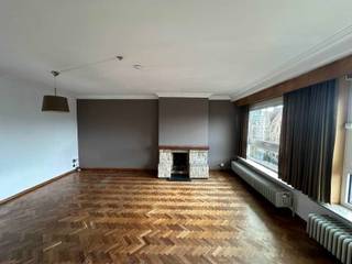 Dit appartement op de vijfde verdieping is ideaal gelegen in het bruisende centrum van Leuven, op een steenworp van de Grote Markt, de...