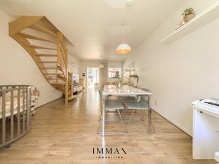 A ready-to-move-in townhouse with 4 full-sized bedrooms in a quiet location in the heart of Bruges!<br /><br />The ground floor comprises: Entrance hall – bright living and dining area – fully fitted kitchen with a light-filled extension serving as a dining room, featuring a skylight – practical storage room with toilet and separate laundry area – terrace offering optimal privacy.<br />First floor: landing - 2 spacious bedrooms, one of which is fitted out as a dressing room &amp; one bedroom with a view of the greenery - bathroom with bath, shower facilities and double washbasin.<br />2nd floor: landing - 2 spacious bedrooms - bathroom with shower, single washbasin and toilet. <br />3rd floor: practical attic space with storage, accessible via a fold-out staircase. <br /><br />Key features: <br />- purchase subject to less than 2% registration fees possible<br />- quiet location in the heart of Bruges<br />- EPC rating C<br />- 4 spacious bedrooms <br /><br />For further information or a no-obligation viewing, please contact Céline on 0476/60 60 23 or email celine@immax.be