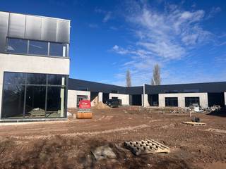 Bedrijfsverzamelgebouw De Rick biedt moderne werkruimte op de voormalige Sega-Meat site aan de Ricksteenweg 23B. Het park omvat 14 casco...