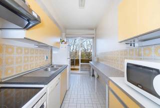 <p>In het hart van het gegeerde Parc Brugmann biedt dit lichtrijke appartement van ±120 m² een unieke woonbeleving, omringd door groen, rust en mooie volumes.</p>
<p>Gelegen op de 3de verdieping straalt het appartement een warme en open sfeer uit. Vanaf de inkomhal merkt u meteen de vlotte indeling. De leefruimte van ±33 m², badend in het licht, geeft uit op een oostgericht terras, ideaal om te genieten van de eerste zonnestralen en een open uitzicht. De keuken van ±10 m², te renoveren naar eigen smaak, biedt toegang tot een tweede terras van ±10 m² op het zuiden, perfect voor zonnige dagen.</p>
<p>Het nachtgedeelte omvat 3 comfortabele slaapkamers, een douchekamer, een volledig uitgeruste badkamer, een dressing en een doordachte indeling die optimaal wooncomfort garandeert. Het appartement verkeert in goede algemene staat en overtuigt door zijn potentieel, lichtinval en aangename omgeving.</p>
<p>Een grote garage en 2 kelders maken dit aanbod compleet.</p>
<p>Momenteel verhuurd via een 9-jarig contract gestart op 01/08/2012, met een huurprijs van 914 €/maand exclusief kosten. Gemeenschappelijke kosten bedragen 200 €/maand (excl. verwarming), aangevuld met 67 €/maand reservefonds. EPC in opmaak.</p>
<p>Een zeldzame opportuniteit in een wijk met tijdloze elegantie, waar elke dag begint in rust en licht.</p>
<p><span>3de verdieping</span>: App F3 Blok I</p>
<ul>
<li>Inkomhal van ±6 m² met ingemaakte kasten</li>
<li>Keuken van ±10 m² (te renoveren) met toegang tot terras van ±10 m² (zuidgericht)</li>
<li>Toilet met handenwasser</li>
<li>Leefruimte van ±33 m² met toegang tot terras van ±18 m² (oostgericht)</li>
<li>Nachthal</li>
<li>Slaapkamer van ±14 m²</li>
<li>Slaapkamer van ±13 m²</li>
<li>Douchekamer</li>
<li>Slaapkamer van ±14 m²</li>
<li>Badkamer van ±7 m² (bad, toilet, wasruimte, dubbele lavabo)</li>
<li>Dressing</li>
</ul>
<p>Grote garage inbegrepen (nr. 15 & 16) Blok 1 op -2<br />2 kelders inbegrepen (nr. 35 & 38)</p>