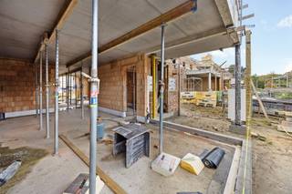 <p><span>Nieuwbouwwoning met drie slaapkamers op uiterst centraal doch rustig gelegen perceel te Zonhoven.</span></p><p><span> </span></p><p><span>Ontworpen voor gezinnen en levensgenieters die nét dat tikkeltje meer verwachten. Elke woning heeft haar eigen karakter en indeling, steeds uitgerust met de beste materialen en nieuwste technieken.</span></p><p><span> </span></p><p><span>Belangrijkste troeven:</span></p><p><span>- Centrale en zeer rustige ligging</span></p><p><span>- Kwalitatief afgewerkt</span></p><p><span>- Bewoonbare oppervlakte van 200,49m²</span></p><p><span>- Carport</span></p><p><span>- E-peil 20 met optie tot E10 of E0</span></p><p><span>- Warmtepomp, Zonnepanelen en Ventilatie D</span></p><p><span>- Eigen keuze tot afwerken van woning</span></p><p><span> </span></p><p><span>Bekijk zeker ook de grondplannen met de afmetingen. Zo krijgt u van thuis uit al een perfect beeld van wat deze woning te bieden heeft!</span></p><p><span> </span></p><p><span>Wenst u meer info of een vrijblijvende afspraak, contacteer dan ons kantoor op het nummer 011 85 15 15 en wij helpen u graag verder.</span></p>