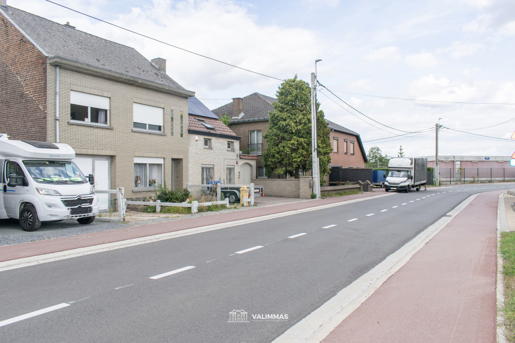 Ruime woning mt bijgebouwen & atelier (achteraan bereikbaar) - foto 1