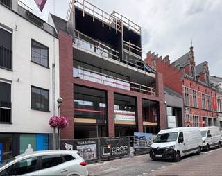 Duplexappartement op de derde en vierde verdieping van een kleinschalig kwalitatief hoogstaand appartementsgebouw.<br />
<p>Villa Allegro is een exclusief nieuwbouwproject gelegen aan de Kortrijkstraat. Hier worden vier uitzonderlijk ruime appartementen en een handelspand gerealiseerd op een toplocatie in het centrum met winkels, horeca, cultuur, sport en openbaar vervoer op wandelafstand.</p>
<p>De appartementen onderscheiden zich door hun royale en doordachte indeling, grote raampartijen die overvloedig natuurlijk licht binnenlaten, en een verfijnde afwerking met uitsluitend hoogwaardige materialen, in harmonie met het luxueuze en kwalitatieve karakter van het gebouw.</p>
<p>De appartementen beantwoorden aan de meest recente energetische normen en zijn uitgerust met vloerverwarming op basis van een individuele warmtepomp en een ventilatiesysteem voor een gezond binnenklimaat.</p>
<p>Achteraan het terrein zijn private garages voorzien, bereikbaar via het Rameplein, evenals fietsenbergingen met een toegang langs de Nieuwstraat.<br /><br /><b>Jouw woonwensen, jouw indeling.</b><br /><span>Kopers krijgen de mogelijkheid om de inrichting en afwerking af te stemmen op hun eigen stijl en behoeften, in samenspraak met de bouwheer.</span><br /><br /><b><u>Villa Allegro bestaat uit volgende entiteiten :</u></b><br /><span>- Gelijkvloers: 275 m² handelsruimte - </span><b>VERKOCHT </b><br /><span>- 1° Verdiep (1.1): 160 m² + 34 m² terrassen – 3 slpk – 2bdk - berging - <strong>VERKOCHT</strong></span><br /><span>- 2° Verdiep (2.1): 160 m² + 28 m² terrassen – 3 slpk – 2 bdk – berging - <strong>VERKOCHT </strong></span><br /><span>- 3° Verdiep (3.1): duplex 116 m² + 11 m² terrassen – 2 slpk – bdk – berging</span><br /><span>- 3° Verdiep (3.2): duplex 121 m² + 23 m² terrassen – 2 slpk – bdk – berging</span><br /><span>- 5 privatieve bergingen </span><br /><span>- Individuele fietsenbergingen</span><br /><span>- 6 garages + 3 autostandplaatsen</span><br /><br /><b>Mogelijkheid tot aankoop aan 6% btw<span> </span></b><span>(i.p.v. 21%), indien u voldoet aan de voorwaarden.</span><br /><span>Meer info hierover op kantoor.</span></p>