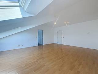<strong>AUDERGHEM</strong>, right in the heart of the town, on the square, close to shops, restaurants and public transport, on the top floor you’ll find a spacious two-bedroom flat with a living area of ±110m². It comprises a spacious entrance hall, a living room, a fully fitted kitchen, a bathroom with a double washbasin, a hallway leading to the bedrooms, a separate toilet, two bedrooms (±27 and ±17 m²), a cellar and a garage box. Energy Performance Certificate (EPC): E – 52 kg CO₂/(m², year).<br /><br />
<p><u><strong>5th floor:</strong></u></p>
<ul>
<li>Entrance hall with cupboards</li>
<li>Living room ± 33m²</li>
<li>Fully fitted kitchen (oven, hob, extractor hood, fridge, freezer, dishwasher, microwave</li>
<li>Laundry room with connections for washing machine and tumble dryer</li>
<li>Bedroom wing</li>
<li>Separate toilet leading to a utility room</li>
<li>Bedroom 1: ± 27m² (3.8 x 3.1 m) with fitted wardrobe</li>
<li>Bedroom 2: ± 17m² (3.3 x 5 m) with fitted wardrobe</li>
<li>Bathroom with double washbasins</li>
</ul>
<p>Cellar No. 19</p>
<p>Garage space No. 6 for an additional €100/month – MANDATORY</p>
<p>Provision for service charges and water: €100</p>
<p>Available immediately.</p>