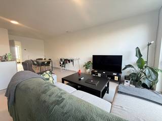 Dit instapklaar één-slaapkamerappartement vinden we terug op de gelijkvloerse verdieping, met een uitstekende ligging in het centrum van Tielt!<br /><br />Indeling van het appartement: <br />Lichtrijke leefruimte met open keuken (gootsteen, keramische kookplaat, dampkap, oven, koelkast en vaatwasmachine), berging met aansluiting voor wasmachine, gastentoilet, slaapkamer en badkamer met inloopdouche.<br /><br />Via de leefruimte is er toegang tot het gezellige terras met tuin. Er is toegang via de tuin naar het achterliggende parkeerterrein en gemeenschappelijke fietsenberging. <br /><br />Staanplaats en gemeenschappelijke berging inbegrepen in de huurprijs.<br />De maandelijkse syndicuskosten bedragen € 35.<br />Het appartement is beschikbaar vanaf 01/02/2026.<br /><br />Enkele troeven:<br />- Energiezuinig (verwarming op aardgas);<br />- 2 privatieve zonnepanelen;<br />- Instapklaar.<br /><br />Contacteer ons voor uw bezoek!