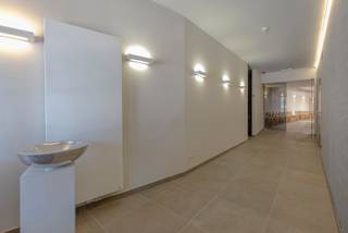 Dit veelzijdige gebouw met mooie voorgevel in het hart van Galmaarden combineert een ruim handelspand met een comfortabel gerenoveerd appartement,...