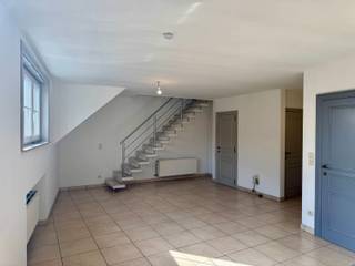 Ce duplex est situé dans le centre de Geraardsbergen. L'appartement se compose d'un salon lumineux avec cuisine entièrement équipée, d'un...