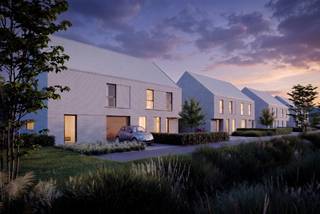 Deze moderne woning is gelegen vlak aan de ingang van het provinciaal domein De Gavers te Geraardsbergen. De woning wordt gebouwd op een zuid georiënteerd perceel van 525m2. Kenmerkend is de moderne architectuur met strakke lijnen én witte materialen. De interieurafwerking van de woning is 100% op maat. Je kiest dus zelf de technieken, vloeren, keuken, badkamer,... a.d.h.v ruime budgetten in het lastenboek. De woningen zijn sowieso voorzien van alle moderne technieken: standaard is een warmtepomp en vloerverwarming inbegrepen. Op het gelijkvloers van de woning is er een praktische was/bergplaats, een inkomhal met gastentoilet en een lichtrijke leefruimte met open keuken. Op de eerste verdieping bevinden zich 3 slaapkamers en een badkamer met bad/douche. De praktische zolder is toegankelijk met een uitschuifbare zoldertrap. De carport aan de woning is inbegrepen. Zie jij jezelf hier wonen? Bel ons voor meer informatie. Meer info over het project op huysmanbouw.be