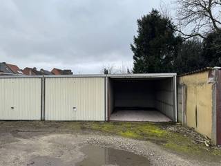 In the center of Duffel, located in a quiet inner area behind a house in the Wouwendonkstraat, we offer three contiguous garage boxes for sale...