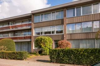 Instapklaar en lichtrijk appartement in het hart van MerksemOntdek dit ruim en instapklaar appartement, ideaal gelegen in het centrum van Merksem, op wandelafstand van winkels en openbaar vervoer. Dankzij de grote raampartijen in zowel de leefruimte als de slaapkamers geniet u hier de hele dag door van een overvloed aan natuurlijk licht.De open leefruimte sluit naadloos aan op een volledig vernieuwde, open keuken die modern en volledig geïnstalleerd is. Aansluitend bevindt zich een praktische, aparte ruimte voor wasmachine en droogkast.De badkamer werd volledig gerenoveerd en beschikt over een ruime inloopdouche en een stijlvolle lavabo. Het toilet is apart, wat extra comfort biedt.Verder telt het appartement twee volwaardige slaapkamers, beide met directe toegang tot een rustig terras waar het heerlijk vertoeven is.Als extra troef is er via de zijstraat toegang tot een handige fietsenberging. Dit alles bevindt zich in een kleinschalig en goed onderhouden gebouw.Kortom: een prachtig appartement op een topligging, perfect voor wie comfortabel en centraal wil wonen.Graag een bezoek inplannen?☎️ 0472 74 03 15✉️ wim@lefevervastgoed.beWeergegeven oppervlakte is overgenomen van het EPC - attest en louter indicatief.