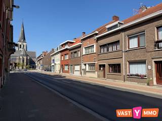 <p><span>Karaktervolle rijwoning met gezellige koer in het hart van Ekeren. </span></p><p><span>Deze charmante rijwoning geniet van een uitstekende ligging in het centrum van Ekeren. Winkels, scholen, openbaar vervoer en belangrijke invalswegen bevinden zich vlakbij, terwijl je op wandelafstand ook kunt genieten van het mooie Veltwijckpark. De woning beschikt over verschillende authentieke elementen, waaronder de terrazzo vloer in de inkomhal, de originele trap, en de plankenvloeren die meteen voor een warme en karaktervolle uitstraling zorgen.</span></p><p><span> </span></p><p><span>Indeling</span></p><p><span>Gelijkvloers</span></p><p><span>Via de authentieke inkomhal komen we in de leefruimte (30 m²), die momenteel is ingericht met een gezellige zit- en eethoek. Aansluitend bevindt zich de open keuken, uitgerust met een gasfornuis, dampkap, oven, microgolfoven, vaatwasser, koelkast met vriesvak en dubbele spoelbak. Vanuit de keuken is er toegang tot de veranda, nieuw gebouwd in 2020. Hier zijn aansluitingen voorzien voor wasmachine en droogkast. Verder bevindt zich hier een apart toilet.</span></p><p><span> </span></p><p><span>Eerste verdieping</span></p><p><span>De trap brengt ons naar de eerste verdieping. Hier vinden we de ruime masterbedroom (19 m²) met een ensuite badkamer. De badkamer is volledig betegeld en voorzien van een ligbad met douchecombinatie, dubbele lavabo en toilet. Verder is er nog een tweede slaapkamer (10 m²). </span></p><p><span> </span></p><p><span>Tweede verdieping</span></p><p><span>De ruime zolderverdieping (23 m²) biedt heel wat mogelijkheden en kan zeker gebruikt worden als extra slaapkamer.</span></p><p><span> </span></p><p><span>Kelder</span></p><p><span>De woning beschikt over een ruime kelder (19 m²) met een hoogte van 1,80 m. Hier bevinden zich de technische installaties en is er voldoende extra bergruimte.</span></p><p><span> </span></p><p><span>Koer</span></p><p><span>Achteraan geniet de woning van een gezellige, volledig ingesloten koer (30 m²). Via de achteringang aan de Alfons Jeurissenstraat is deze bovendien bijzonder praktisch bereikbaar. Ideaal voor het stallen van fietsen, vuilnisbakken of het creëren van een gezellig buitenplekje. </span></p><p><span> </span></p><p><span>Extra: </span></p><p><span>Elektriciteit conform - EPC D, GEEN renovatieplicht - rolluiken </span></p>