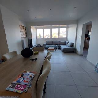 Dit appartement is gelegen op de eerste en tweede verdieping:  1eV: Hal, toiletruimte met technische hoek (aansluiting voor WM&amp;DK en cv-ketel), ruime leefruimte, ingerichte keuken en 1 slaapkamer. 2eV: Nachthal, 2 slaapkamers en douchekamer. 3 maanden huurwaarborg. Beschikbaar vanaf januari 2026. Geen huisdieren.