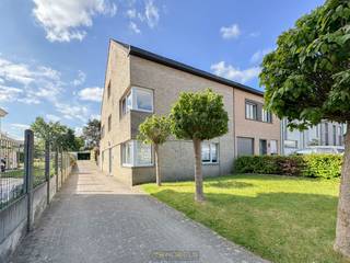 OPBRENGSTEIGENDOM aan de RAND VAN WETTEREN drie (2 VERHUURDE)  APPARTEMENTEN, waaronder één DUPLEX, en drie aparte GARAGEBOXEN. Elk...