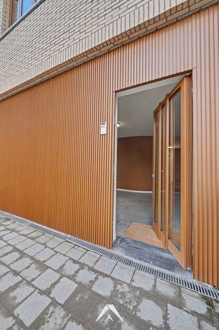 <p>Op zoek naar een hedendaagse woning met een verrassend grote buitenruimte op een toplocatie nabij de Leie? Deze<span> </span><strong>volledig vernieuwde stadswoning onder architectuur</strong><span> </span>combineert stijlvol wonen met een slimme indeling.</p>
<p>Vóór de woning bevinden zich<span> </span><strong>2 parkeerplaatsen</strong>. De inkomhal is ingericht als gemeenschappelijke fietsenberging, van waaruit u doorloopt naar de trap. Via de trap betreedt u de eigenlijke woning.</p>
<p>Op de eerste verdieping bevindt zich de<strong><span> </span>keuken, met rechtstreekse toegang via het schuifraam naar de tuin</strong><span> </span>en een aansluitende berging. Ter hoogte van de verbinding tussen keuken en eetkamer zorgt een<span> </span><strong>opvallende lichtkoker met draaikipramen voor extra lichtinval</strong>. Van daaruit loopt u verder door, langs het toilet, naar de leefruimte. Overal is maatwerk en zijn inbouwkasten voorzien.</p>
<p>Via de trap bereikt u de tweede verdieping, met 2 ruime slaapkamers en een volwaardige badkamer met tweede toilet. De trap leidt vervolgens naar de derde en hoogste verdieping, waar de masterbedroom zich bevindt.</p>
<p>Deze<span> </span><strong>zeldzaam grote tuin</strong><span> </span>biedt een heerlijk gevoel van rust, privacy en ruimte midden in de stad.</p>
<p>Ook de ligging vormt een sterke troef: centraal en vlakbij de Leie, winkels, scholen, wandel- en fietspaden en met een vlotte verbinding naar Kortrijk en belangrijke invalswegen.</p>
<p>Dankzij de<span> </span><strong>kwalitatieve renovatie, hedendaagse technieken en zonnepanelen behaalt deze woning een EPC-label A</strong>, en is ze bovendien volledig instapklaar en toekomstgericht.</p>
<p><strong>Troeven op een rij:</strong></p>
<p>✅ Volledig vernieuwd onder begeleiding van architect<br />✅ 2 parkeerplaatsen voor de woning<br />✅ Gemeenschappelijke fietsenberging<br />✅ Uitzonderlijk diepe stadstuin met terras<br />✅ Lichtkoker met draaikipramen tussen keuken en eetkamer voor extra lichtinval<br />✅ Lichtrijke leefruimtes met moderne afwerking en maatwerk<br />✅ 3 slaapkamers, waaronder een masterbedroom op de bovenste verdieping<br />✅ Volledig afgewerkte badkamer met tweede toilet<br />✅ Zonnepanelen en EPC-label A (63 kWh/m²/jaar)</p>
<p>Interesse?<br />Contacteer ons gerust voor meer informatie of een bezoek en ontdek zelf de charme van deze woning met stadstuin.</p>
<p><em>Bepaalde beelden zijn aangeduid als visualisatie en betreffen AI-gerenderde afbeeldingen die uitsluitend dienen om een mogelijke bemeubelde situatie weer te geven.</em></p>