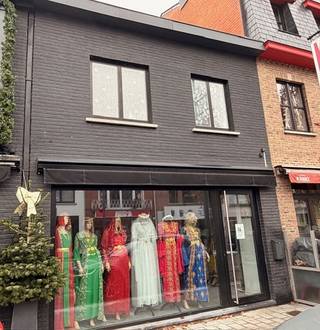 In het levendige hart van Tremelo bevindt zich dit uitstekend gelegen handelspand met woonst.Dankzij de sterke visibiliteit en de vele passage is dit...