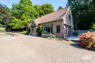 Welkom in het pittoreske Cotthem in Sint-Lievens-Houtem, een bijzondere, bosrijke omgeving met natuurgebied, akkers en weilanden. Midden in dit groene decor bevindt zich De Boomgaard, een veelzijdig domein van maar liefst 5.020 m² waar toerisme, horeca, verblijf en wonen samenkomen. De omgeving is bijzonder geliefd bij wandelaars, fietsers en ruiters en vormt dan ook een prachtige uitvalsbasis voor het ontdekken van de Vlaamse Ardennen.<br /><br />Het domein bestaat uit twee vrijstaande gebouwen. Het eerste gebouw telt circa 473 m² bruikbare vloeroppervlakte, werd rond 2012 grondig gerenoveerd en beschikt over EPC-label B. Hier bevinden zich zeven gastenkamers, elk met een eigen badkamer en een verschillende indeling. De blikvanger is de penthousesuite met een eigen dakterras, jacuzzi en prachtig uitzicht over de groene omgeving. In hetzelfde gebouw bevindt zich een private woongelegenheid, waardoor wonen en uitbaten perfect gecombineerd kunnen worden. Een technisch-/waslokaal, dubbele garage en kelder vervolledigen het geheel.<br /><br />Het tweede gebouw omvat circa 328 m² bruikbare vloeroppervlakte en vormt het horecagedeelte van De Boomgaard. Op het gelijkvloers bevinden zich een gezellige taverne/restaurant met professionele keuken, bistro en ontbijtzaal. De verdieping biedt een ruime polyvalente ruimte, momenteel ingericht als twee gastenkamers of één groot gastenverblijf voor groepen, met kitchenette en twee badkamers. Ook hier is een kelder aanwezig. Dit gebouw beschikt over EPC-label D.<br /><br />Ook buiten heeft deze eigendom bijzonder veel te bieden. Rond het restaurant liggen verschillende terrassen en de grote tuin met hoogstambomen creëert een ware oase van rust. In de tuin bevindt zich bovendien een bijgebouw dat tijdens de zomerperiode perfect dienst kan doen als zomerbar of ‘place de l’apéro’. Alles is hiervoor reeds aanwezig. Daarnaast is er een bunker die gebruikt kan worden als koele opslagplaats voor dranken.<br /><br />Met een ruime parking voor circa 15 wagens is er ook voldoende parkeergelegenheid voor gasten en bezoekers. Alle constructies werden recent stedenbouwkundig vergund. In het verleden beschikte de site bovendien over een vergunning van Toerisme Vlaanderen voor 32 bedden, wat het toeristische potentieel van deze locatie extra onderstreept.<br /><br />Naast een verdere uitbating als B&amp;B en horecazaak bieden de gebouwen, mits eventuele verbouwingen en het verkrijgen van de vereiste vergunningen, ook mogelijkheden voor een combinatie van wonen en werken, kantoorfuncties of een andere passende invulling.<br /><br />Ondanks de uitzonderlijk groene ligging is De Boomgaard vlot bereikbaar. Via de E40 ter hoogte van Wetteren en Erpe-Mere zijn onder meer Gent en Brussel goed bereikbaar.<br /><br />De Boomgaard is geen klassiek vastgoedaanbod, maar een complete belevingssite met een bijzondere geschiedenis en tal van toekomstmogelijkheden. Een unieke kans voor een ondernemer die horeca, verblijfstoerisme en evenementen wil combineren op één van de mooiste groene locaties van Sint-Lievens-Houtem.<br /><br />Interesse in De Boomgaard? Neem contact op met Immo Francois voor meer informatie of een bezoek ter plaatse.<br /><br />