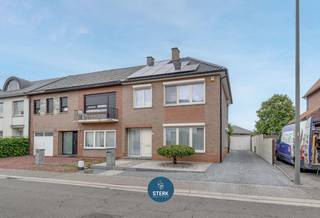 INSTAPKLARE GEZINSWONING MET LEUKE TUIN NABIJ HET CENTRUM VAN LANAKEN !<br /><br />We vinden deze halfopen bebouwing met een bewoonbare oppervlakte van 177 m² terug op een perceel van 4a 46ca in Lanaken. <br /><br />Voor meer informatie, neem zeker een kijkje op onze website via de volgende link:<br />https://www.sterkvastgoedmakelaars.be/detail/te-koop-woning-lanaken/7581421?dosearch=True&flowstatus=ForSale,ForSaleReserved,ForSaleWithBid,ToCompleteForSale,SoldUnderReserve,Sold&pageindex=1&pagesize=12&searchpage=ForSale&sortdirection=DESC&sortfield=pub_flowstatus&transactiontype=Sale