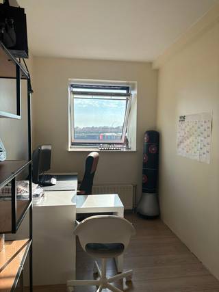 Ruim en instapklaar duplexappartement met flexibele indeling Dit verzorgd duplexappartement van 116 m² combineert ruimte, comfort en een centrale ligging. Dankzij de ruime indeling, moderne afwerking en recente renovaties is dit appartement onmiddellijk instapklaar. De lichtrijke leefruimte van maar liefst 55 m² vormt het hart van de woning en sluit aan op een moderne open keuken, vernieuwd in 2024. Dankzij de grote raampartijen geniet het appartement van een overvloed aan natuurlijk licht gedurende de hele dag. Verder beschikt het appartement over een vernieuwde badkamer met toilet, een afzonderlijk gastentoilet, een praktische berging, een balkon en een private kelderberging. De bovenverdieping beschikt momenteel over drie kamers. Oorspronkelijk waren dit twee ruime slaapkamers van respectievelijk 15 m² en 18 m². De grootste slaapkamer werd door de vorige eigenaar opgesplitst in twee afzonderlijke kamers, waardoor er vandaag een extra ruimte beschikbaar is. In 2025 werden belangrijke renovatiewerken uitgevoerd, waaronder de volledige vernieuwing van de badkamer, alle ramen en deuren en de drie Velux-dakramen op de bovenverdieping. Hierdoor geniet u van een moderne en verzorgde woning waarin de belangrijkste investeringen reeds werden uitgevoerd. Indeling Ruime leefruimte van 55 m² Moderne open keuken Vernieuwde badkamer met toilet Afzonderlijk gastentoilet 3 slaapkamers Praktische berging Balkon Private kelderberging Extra troeven ✔ Bewoonbare oppervlakte van 116 m² ✔ EPC-label B (178 kWh/m² jaar) ✔ Keuken vernieuwd in 2024 ✔ Badkamer volledig vernieuwd in 2025 ✔ Nieuwe ramen en deuren (2025) ✔ 3 nieuwe Velux-dakramen (2025) ✔ Dubbele beglazing ✔ Elektrische keuring aanwezig ✔ Centrale verwarming op aardgas ✔ Private kelderberging ✔ Veel natuurlijke lichtinval ✔ Winkels, scholen en openbaar vervoer op wandelafstand ✔ Vlotte verbinding naar Antwerpen en omliggende gemeenten Gelegen op een gunstige locatie in Borsbeek, in de nabijheid van winkels, scholen, openbaar