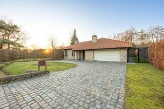 INDELINGDe inkomhal met gastentoilet geeft toegang tot de ruime leefruimte. Daarlangs vindt men de gesloten keuken voorzien van de nodige toestellen...