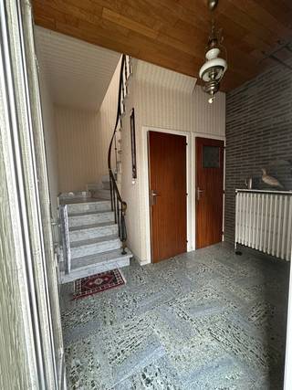 BUITENKANS! Woning met magazijn
Op zoek naar een ruime woning met extra opslag- of werkruimte? Dan is deze eigendom absoluut het ontdekken waard.
Deze veelzijdige grondig te renoveren woning geniet van een gunstige ligging op de grens van Sint-Amandsberg en Destelbergen en combineert comfortabel wonen met een uitzonderlijke troef: een ruim magazijn van maar liefst 117 m².
De woning is gelegen op een perceel in tweede bouwlijn, bereikbaar via een private oprit. Hierdoor geniet u van extra rust, privacy en een aangenaam gevoel van veiligheid.
Indeling
Via de inkomhal komt u binnen in de woning. Deze beschikt over een gastentoilet en toegang tot de kelder. Vanuit de hal bereikt u de ruime leefruimte met open keuken, ideaal als centrale plek voor het dagelijkse gezinsleven.
Op de eerste verdieping bevindt zich een gezellige leefruimte met haard, met zicht op de private oprit en het achterliggende platte dak van het magazijn.
Daarnaast beschikt de woning over vier ruime slaapkamers, waardoor er voldoende plaats is voor een gezin, thuiswerk of hobbyruimtes. De grote badkamer is uitgerust met een ligbad en er is tevens een afzonderlijk toilet.
Ruim magazijn
De absolute troef van deze eigendom is het ruime magazijn van 117 m². Dankzij de grote en hoge toegangspoort is de ruimte vlot toegankelijk en bijzonder geschikt voor uiteenlopende doeleinden.
Het magazijn beschikt bovendien over een apart toilet en een berging en biedt tal van mogelijkheden voor bijvoorbeeld opslag, een werkplaats, zelfstandige activiteit of het uitoefenen van een hobby.
Een ruime en veelzijdige eigendom met een uitzonderlijk potentieel, ideaal voor wie wonen wil combineren met werken, ondernemen, hobby's of extra opslagruimte.
📍 Sterke troeven op een rij:
Gunstige ligging op de grens van Sint-Amandsberg en Destelbergen
Perceel in tweede bouwlijn
Groot magazijn
4 ruime slaapkamers
Een eigendom met ruimte, privacy en mogelijkheden die u niet elke dag tegenkomt. Zeker een bezoek waard!
De prijs is een vanafprijs. Afbeeldingen zijn met behulp van AI gemaakt, dit is niet de werkelijkheid maar bedoeld om een idee te geven.
Exclusief te koop aangeboden via de Oximo online verkoopsprocedure. Voor registratie en aanvaarding van de verkoopsvoorwaarden zie www.oximo.be.