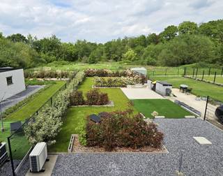 Cette maison nouvellement construite à Begijnendijk combine une architecture rurale élégante, des finitions de haute qualité et une forte...