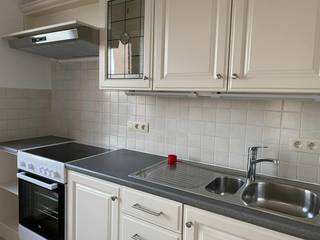 Goedgelegen appartement met 2 kamersDit appartement bestaat uit :grote living met toegang tot de ingerichte keukenop de 2 de verdieping bevinden zich...