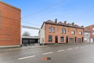 Deze interessante en centraal gelegen half open woning bevindt zich langs de Oekensestraat, nabij de kern van Rumbeke (scholen, bushalte, supermarkt, slager, bakker,...), AZ Delta alsook de Grote Ring en oprit autosnelwegen.<br />Links van de woning is een gedeelde oprit (erfdienstbaarheid) met toegang tot een aanpalende garage (rechtse op de foto).<br /><br />De verrassend ruime woning, met een bewoonbare oppervlakte van 279m², werd in 2010 grondig gerenoveerd met in 2023 een extra isolatie aan de zijgevel. <br />Indeling: woonkamer - ingerichte keuken (met toegang tot gedeelde oprit) - droge kelder - wasplaats/doorloopruimte tot gezellige koer - technische berging - polyvalente ruimte of inkomhal (via oprit) met toilet - nachthal - 3 ruime slaapkamers - dressing/kleine slaapkamer - ruime badkamer (met ligbad, toilet, dubbele wastafel en inloopdouche) - grote zolderruimte met vaste trap (uitbreiding van woonvolume mogelijk). EPC label B (197kWh/m²) - asbestveilig - lopende huurovereenkomst (beschikbaarheid in overleg met huurder).<br /><br />Interesse? Contacteer Sarah (sarah@futurimmo.be - 0472 613 011)