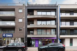 Dit prachtige handelspand is heden een bankkantoor. Het is een kantoor met 6 aparte kantoorruimtes met glazen wanden, waar u rustig klanten kunt ontvangen, een mooie vergaderruimte, en een ontvangst bureau. De inkom is zeer ruim en heeft veel licht inval. <br />Volledig uitgeruste kitchenette met opbergkasten en eetruimte. Toiletten. Praktische ingebouwde kasten in de hal achter. Achtergelegen zijn er twee autostaanplaatsen en een garagebox. Horeca is niet toegestaan! <br />Maandelijkse provisie is 250 EURO. <br />EPC B label, elektrische keuring ARAI conform. <br />Interesse in een afspraak, bel Chantal 0468/156151 of e-mail naar info@domus-immobilien.be.