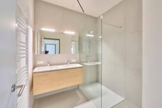 <span><strong>Ideale investeringsopbrengst in project De Hessel in Herselt.<br /></strong><br /></span>
<p>Ben je op zoek naar een zorgeloze investering met een aantrekkelijk rendement? Dit moderne en energiezuinige appartement biedt je niet alleen een fantastische kans om te investeren in vastgoed, maar ook gemoedsrust. Het appartement is namelijk verhuurd aan betrouwbare huurders die op zoek zijn naar langdurig woongenot (huurovereenkomst van 9 jaar).</p>
<p>Dit betekent voor jou als investeerder: een stabiel huurrendement en een zorgeloze verhuurervaring. Met de sterke vraag naar duurzame en comfortabele woningen is dit dé kans om te investeren in een bloeiende regio.<br /><br /></p>
<span><strong>App 23 - Wolfsdonksesteenweg 1/301: </strong>Hoekappartement op de derde verdieping met veel lichtinval</span><br /><span>- 2 slaapkamers<br /></span>- terras naar de binnentuin<br /><span>- vloerverwarming en zonnepanelen</span><br /><span>- ruime parkeerplaats en berging in de afgesloten parkeerkelder inbegrepen.<br /><br />Dankzij onze <strong>geen gedoe aanpak</strong> ontzorgen wij je van alles wat er bij verhuren komt kijken. Jij verhuurt je pand, maar <strong>alle praktische taken</strong> (onderhoud, technisch en financieel beheer) nemen wij van je over. Laat je investeringspand renderen zonder omkijken! Wij adviseren je hierover graag tijdens een afspraak. Ook bezorgen we je een gedetailleerde rendementsberekening op aanvraag.<br /><br />Vermelde prijs is exclusief BTW en notariskosten. Neem snel contact op 011 39 90 50 voor meer info. Op zoek naar een appartement om zelf te wonen? Dat kan! Kijk verder naar de rubriek NIEUWBOUW op onze website en klik op project DE HESSEL.<br /></span>