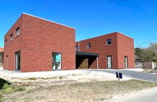 En cours d'achèvement et donc bientôt habitables : 2 belles maisons familiales avec terrasse et carport, spacieusement situées à proximité d'un...