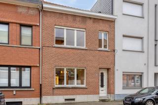 Deze te renoveren woning is gelegen in een rustige straat nabij het Heuvelhofpark en slechts 10 minuten fietsen van Leuven centrum. <br /><br />Indeling is als volgt:<br />We betreden de woning via de inkomhal die uitkijkt op de trap naar de eerste verdieping. Links van de inkomhal bevindt zich de lichtrijke leefruimte met authentieke elementen. Achter de leefruimte vinden we de keuken. Naast de keuken vinden we een praktische berging met aansluiting voor wasmachine en droogkast als ook een toilet. Via de keuken bereiken we de veranda, die een mooi zicht biedt op de aangename en zuid georiënteerd tuin. <br /><br />Via de trap bereiken we de eerste verdieping, waar zich de nachthal bevindt. Verder zijn er 3 slaapkamers en een badkamer met bad, enkel lavabo en toilet. <br /><br />Op de tweede verdieping vinden we de 4de slaapkamer en een extra ruimte.<br /><br />Verder beschikt de woning over een ruime kelder.<br /><br />Tot slot hebben we de gezellige tuin, terras en tuinhuis!<br /><br />Elektriciteit is niet conform. Verwarming is op aardgas.<br /><br />Voor meer info of een bezoek ter plaatste, mag u ons steeds contacteren!