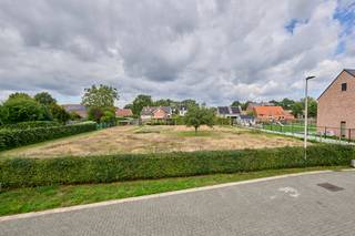 <strong>Rustig gelegen perceel bouwgrond op een residentiële locatie in een doodlopende straat</strong>. Op de Vuurjufferstraat ter hoogte van huisnummer 14 bieden dit perceel bouwgrond aan, geschikt voor het bouwen van een woning in halfopen bebouwing. Hier is het veilig wonen in een verkeersluwe omgeving in een doodlopende straat. Op enkele minuten gelegen van de Halveweg, waardoor de verbinding met alle faciliteiten gegarandeerd is. De overige 3 loten uit deze verkaveling worden ook te koop aangeboden via ons kantoor.<br /><br />Het verkavelingsplan en de bijhorende bouwvoorschriften kan je bekijken onder "downloads".<br /><br /><span><span>L</span><span>ot 2</span></span><strong> </strong>heeft een perceeloppervlakte van <span>4a37ca</span> groot.<br /><br />De beknotte bouwvoorschriften zijn als volgt:<br />- inplanting van het gebouw op min. 6m uit van de rooilijn en minstens 3m van de zijdelingse perceelsgrens <br />- geschikt voor het bouwen van een eengezinswoning, zorgwoning toegelaten<br />- bijgebouwen kunnen opgericht worden als bijv. berging, maar niet als garage<br />- minstens 1 garage/geïntegreerde carport dient te worden voorzien in het hoofdvolume<br />- bouwdiepte van max. 15m op het gelijkvloers, max. 12m op de verdieping<br />- 2 bouwlagen met plat dak of zadeldak (het gabarit tussen de 2 halfopen bebouwingen moet op elkaar aansluiten, dit van de eerst vergunde woning is bepalend)<br /><br /><span>Op zoek naar een mooi perceel bouwgrond om je droomwoning te realiseren? Contacteer ons voor meer info op 011/39 90 50 of info@jansenrealestate.be</span><br /><br /><span>Wij ontzorgen je ook voor de </span><strong>verkoop </strong><span>van je </span><strong>huidige woning</strong><span>!</span><strong> </strong><span>Voor meer uitleg helpen we je graag verder.</span>