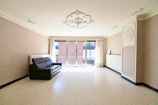 Deze bel-etage woning gelegen in het Truiense stadscentrum is gelegen vlak aan het stadspark, op wandelafstand van scholen, winkels, de Grote Markt, alsook het ziekenhuis en andere voorzieningen.<br /><br />Het perceel werd volledig bebouwd in 1969. Het gelijkvloers is volledig ingericht als garage, eveneens toegankelijk met grote camionettes. De grote sectionale poort is recent vernieuwd en uitgerust met een nieuwe motor. Er werd een deur voorzien in het poortpaneel. Achteraan de garage staat een grote, nog werkzame koelcel van ca. 16m<sup>2</sup>. Alsook vinden we er een technische berging met de stookolietank en stookolieketel. Deze ruimte kan aldus fungeren als garage, maar eveneens als opbergruimte, stockageruimte of eventueel zelfs werkplaats.<br /><br />Op de eerste verdieping vinden we een ruime centrale hal, met toegang tot alle leefruimten. Het woongedeelte is ingericht met een leefruimte met balkon, een open keuken, een badkamer en twee ruime slaapkamers. Wie graag meer buitenruimte heeft, kan eventueel het balkon vergroten via een inpandig terras. Alle ramen zijn voorzien van rolluiken.<br /><br />Meer informatie over deze woning? Aarzel niet en bel ons snel op 011 70 70 19.