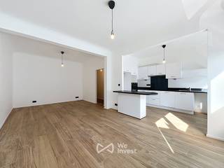 Tel. : 0456 12 69 37 / E-mail : kilian.f@weinvest.be<br /><br />Ideaal gelegen in de onmiddellijke nabijheid van Hermann-Debroux en alle voorzieningen (winkels, Mellaertsvijvers, enz.), ontdek dit charmante, volledig gerenoveerde appartement met twee slaapkamers, gelegen op de 1e verdieping van een kleine mede-eigendom.<br /><br />Het appartement is als volgt ingedeeld: een inkomhal die leidt naar een lichtrijke leefruimte met toegang tot een nieuwe open keuken, een badkamer met toilet, evenals twee slaapkamers (16 en 10 m²), die beide toegang bieden tot een overdekt terras met een bezemkast.<br /><br />Het appartement beschikt eveneens over een kelder.<br /><br />Geen gemeenschappelijke lasten.<br /><br />EPC: C-<br /><br />Onmiddellijk beschikbaar! Huurovereenkomst van minimum 3 jaar!